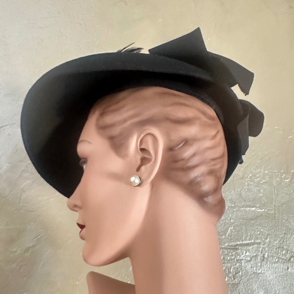 POSH 1940s' BLACK FELT WIDE BRIM HAT WITH BLACK/WHITE FEATHER TRIM - Picture 6 of 15